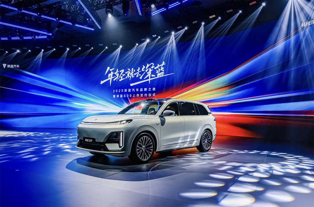 华为智驾+空气悬架标配，深蓝S09如何把30万级配置塞进20万家庭车？
