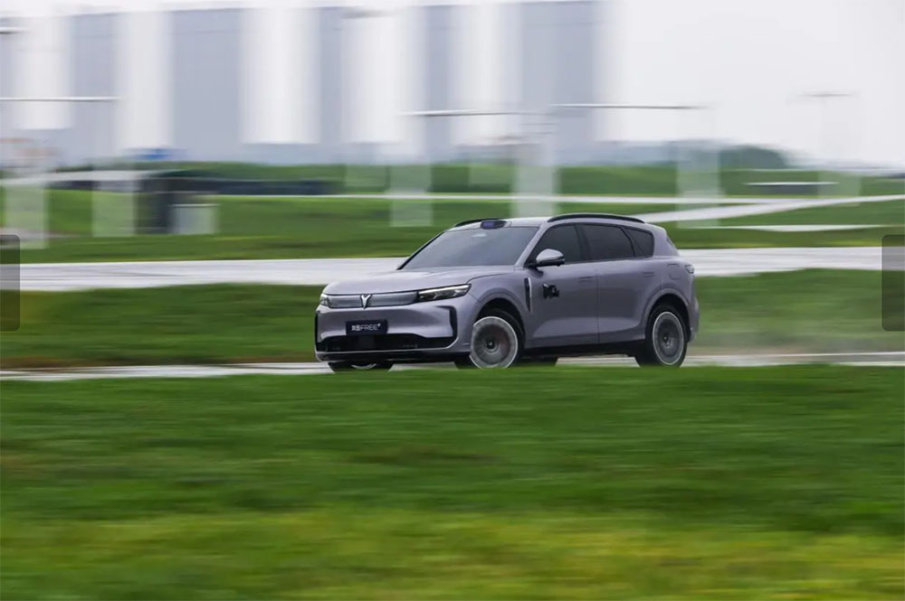 岚图FREE+预售22.99万起，标配华为智驾+空悬，入门即豪华