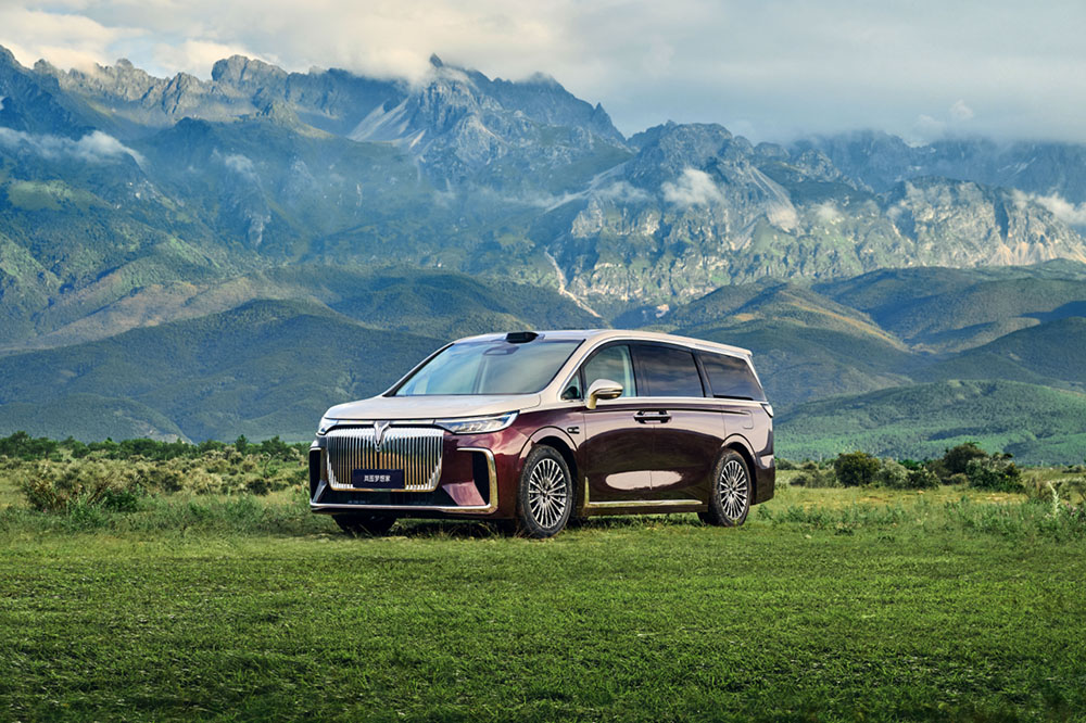 2026款岚图梦想家预售38.99万起，800V智能超混加持，全球首发AI零重力按摩舱