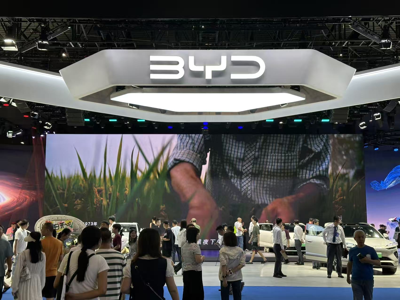 比亚迪在成都车展搞事情，百万豪车与亲民家轿同框