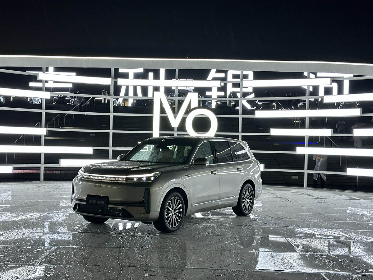 大六座插混SUV破价，吉利银河M9 17.38万起售，9字辈家族添搅局者？