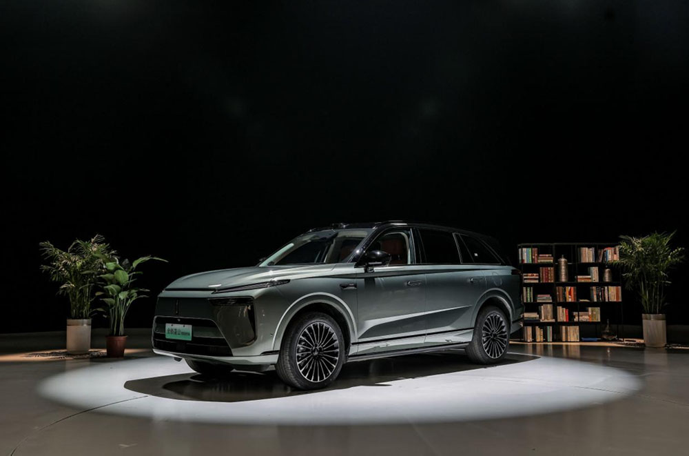 全新蓝山智能进阶版首搭VLA，预判风险+透明决策