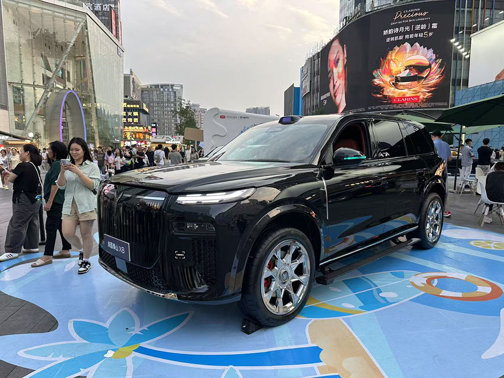 百变空间+全地形实力，岚图泰山X8解锁出行顶配松弛感