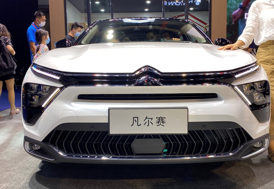 实拍东风雪铁龙凡尔赛C5 X，回头率高，细节把控到位