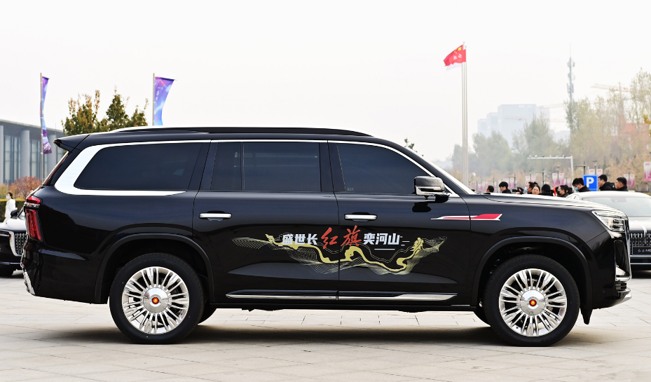 红旗顶级豪华SUV曝光，气势不输库里南，配4.0T V8+空气悬架