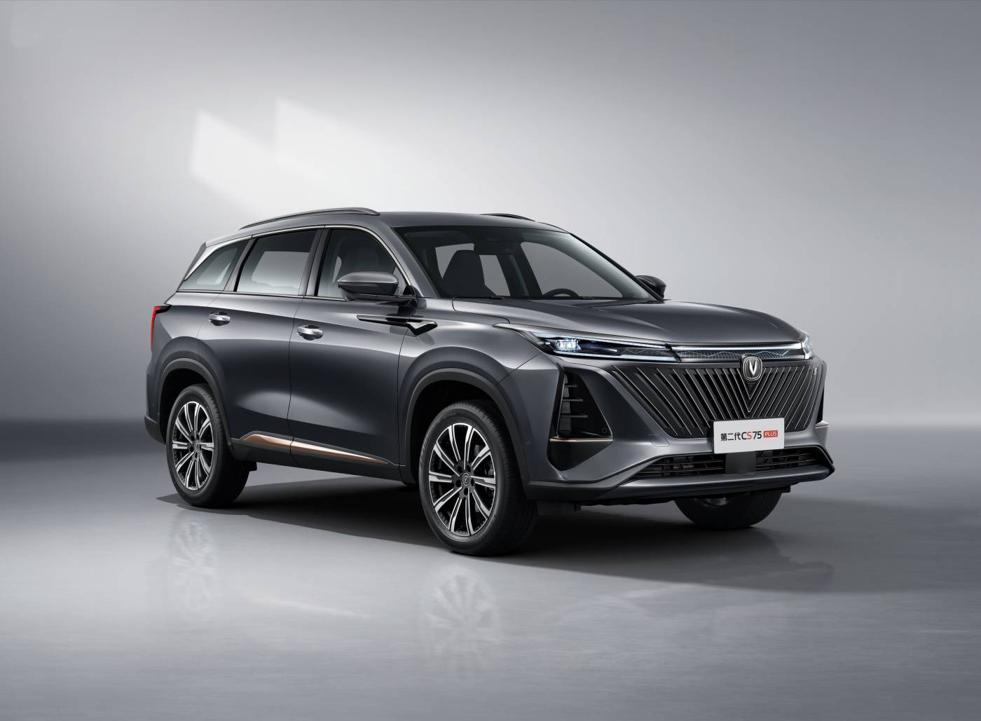 长安第二代CS75 PLUS售12.49万起，设计优化，全系标配8AT